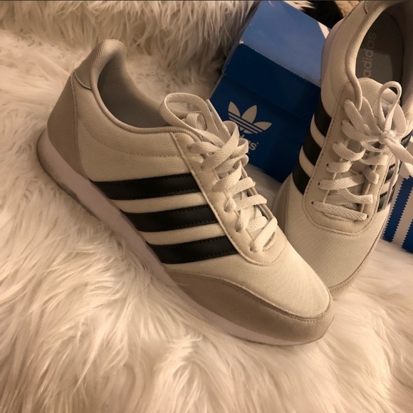 Reposh! Women’s White Adidas Size 9 - Picture 1 of 4